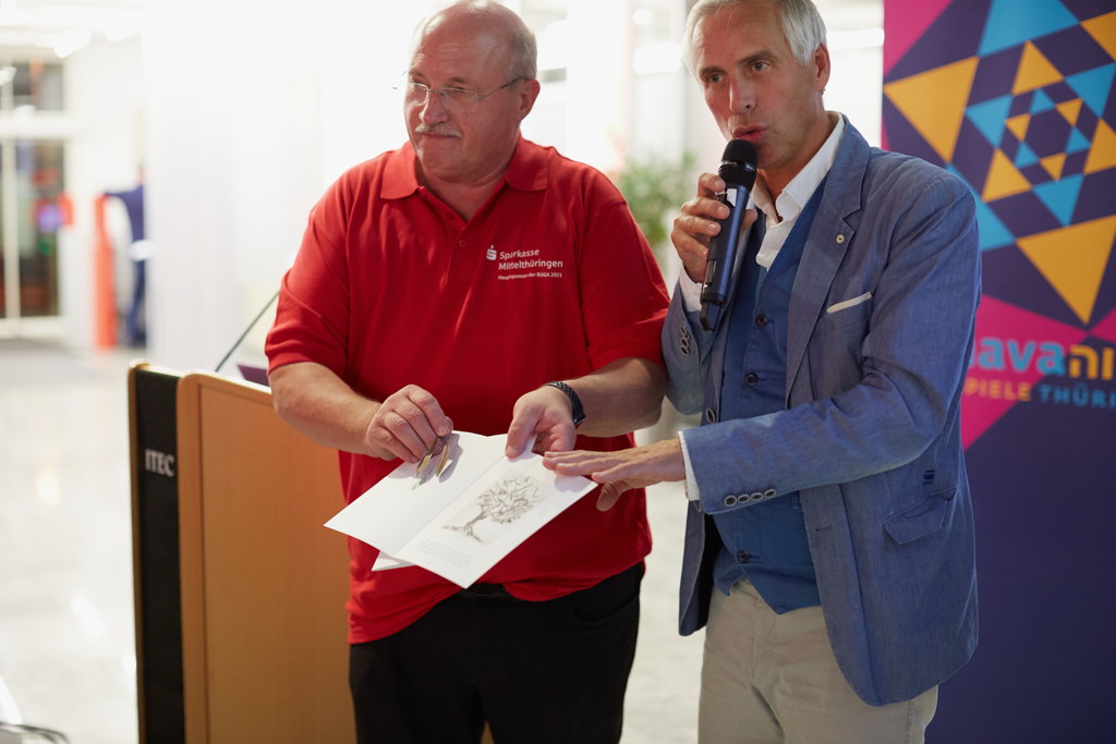 Dieter Bauhaus und Martin Kranz präsentieren das Zertifikat zum Blätterkauf