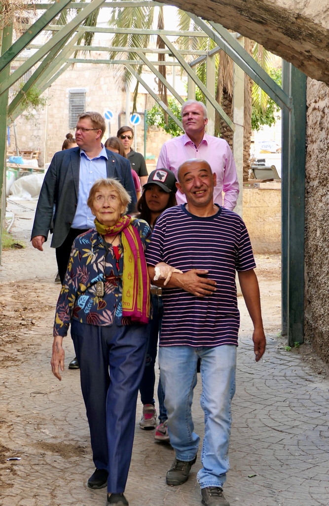 Besuch der Delegation an der Olivenbaum-Skulptur in Jerusalem. 