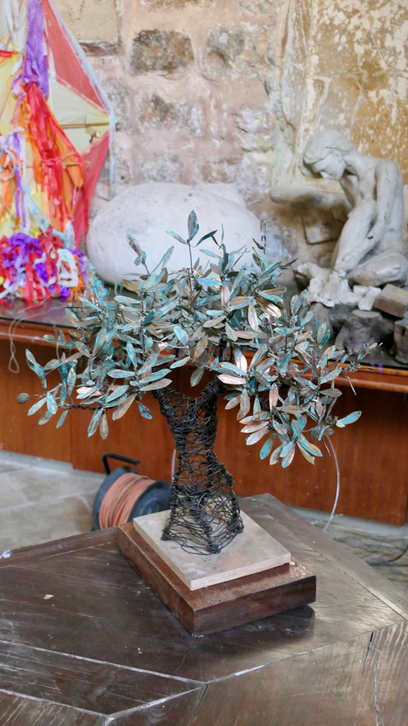 Im Anschluss an den Besuch des Olivenbaumes in Rehavia/​Jerusalem fährt die gesamte Delegation nach Ramle ins Studio von Nihad Dabeet.