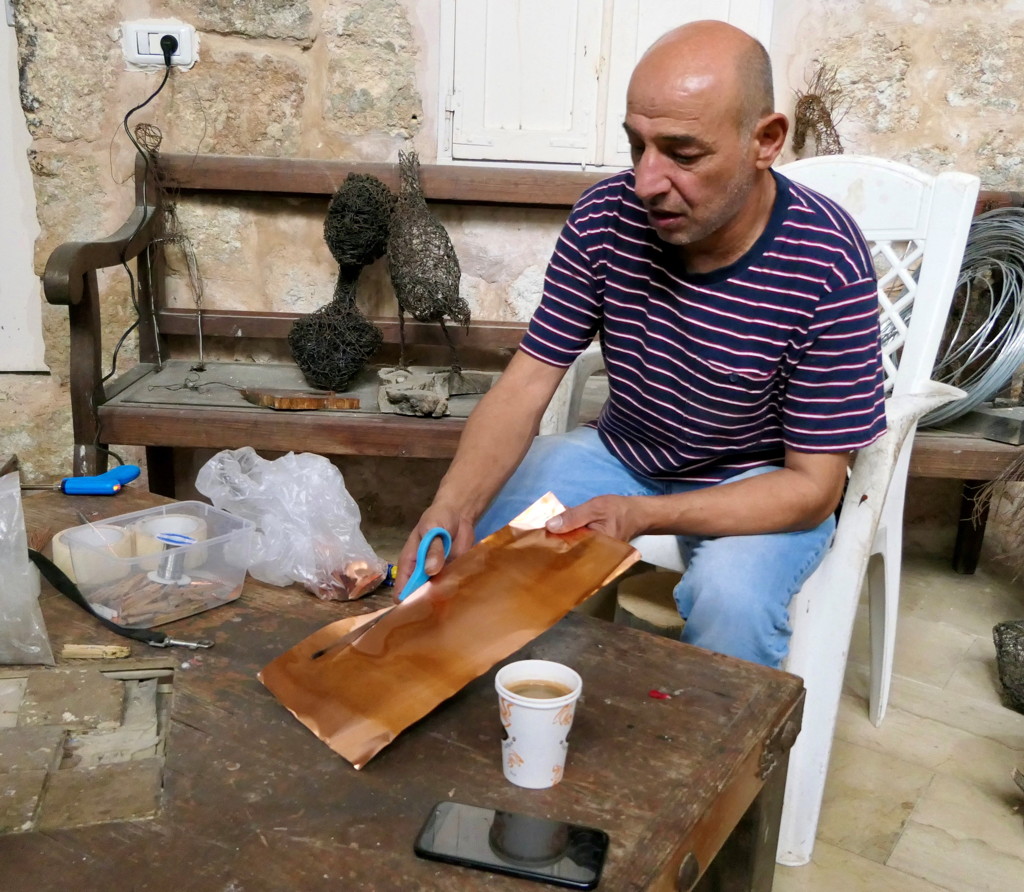 Im Anschluss an den Besuch des Olivenbaumes in Rehavia/​Jerusalem fährt die gesamte Delegation nach Ramle ins Studio von Nihad Dabeet.