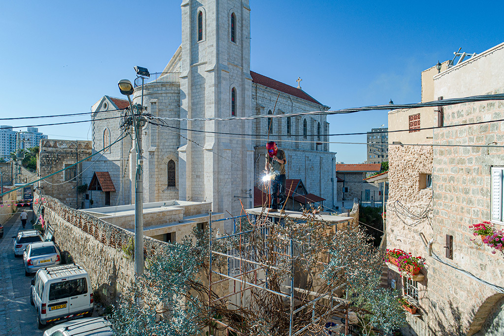 Der Baum wächst – im Freiluft-Atelier von Nihad Dabeet auf der Straße in Ramle.