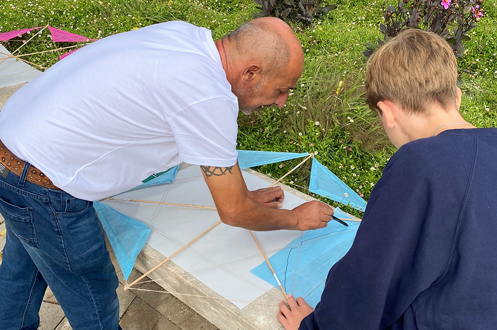 Nihad Dabeet baut Flugdrachen mit einem Schüler (Foto: ACHAVA)