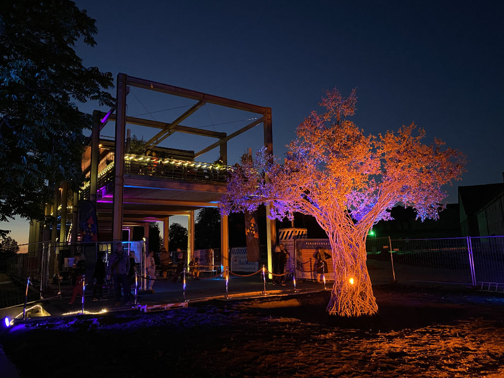 Am 20. September 2020 wurde der Paradiesbaum mit einer Vernissage eingeweiht und dafür illuminiert. (© ACHAVA e. V.)