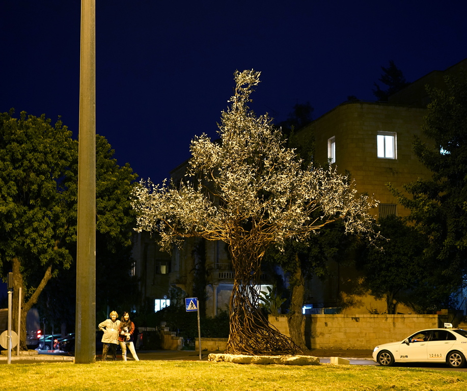 Olivenbaum-Skulptur, Wingate Square in Jerusalem, 2017 (© Horam/Dabeet)